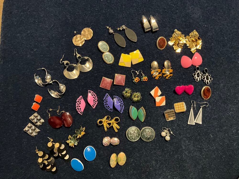 33 Pairs of 70's 80's Retro Mixed Material Earrings